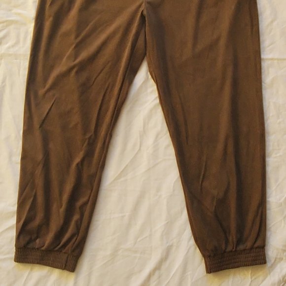 One By Chapter One Women's Olive Green Suede Jogger Capris Plus Size 1X - Picture 5 of 6